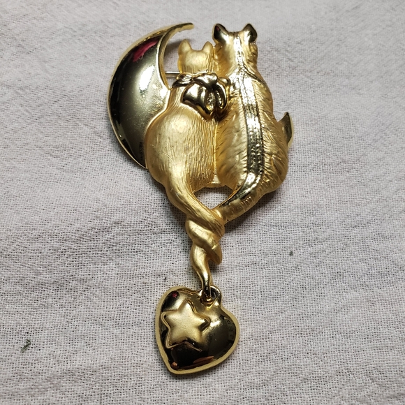 Super Cute Vintage CATTAILS (AJC) Cat's sitting on moon brushed Goldtone brooch - Picture 2 of 9